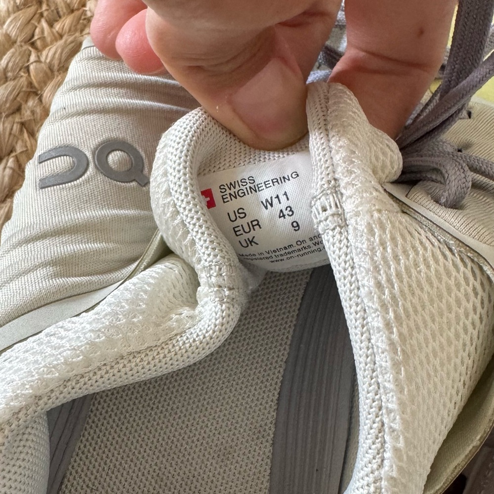On Running Women's Light Gray Sneakers